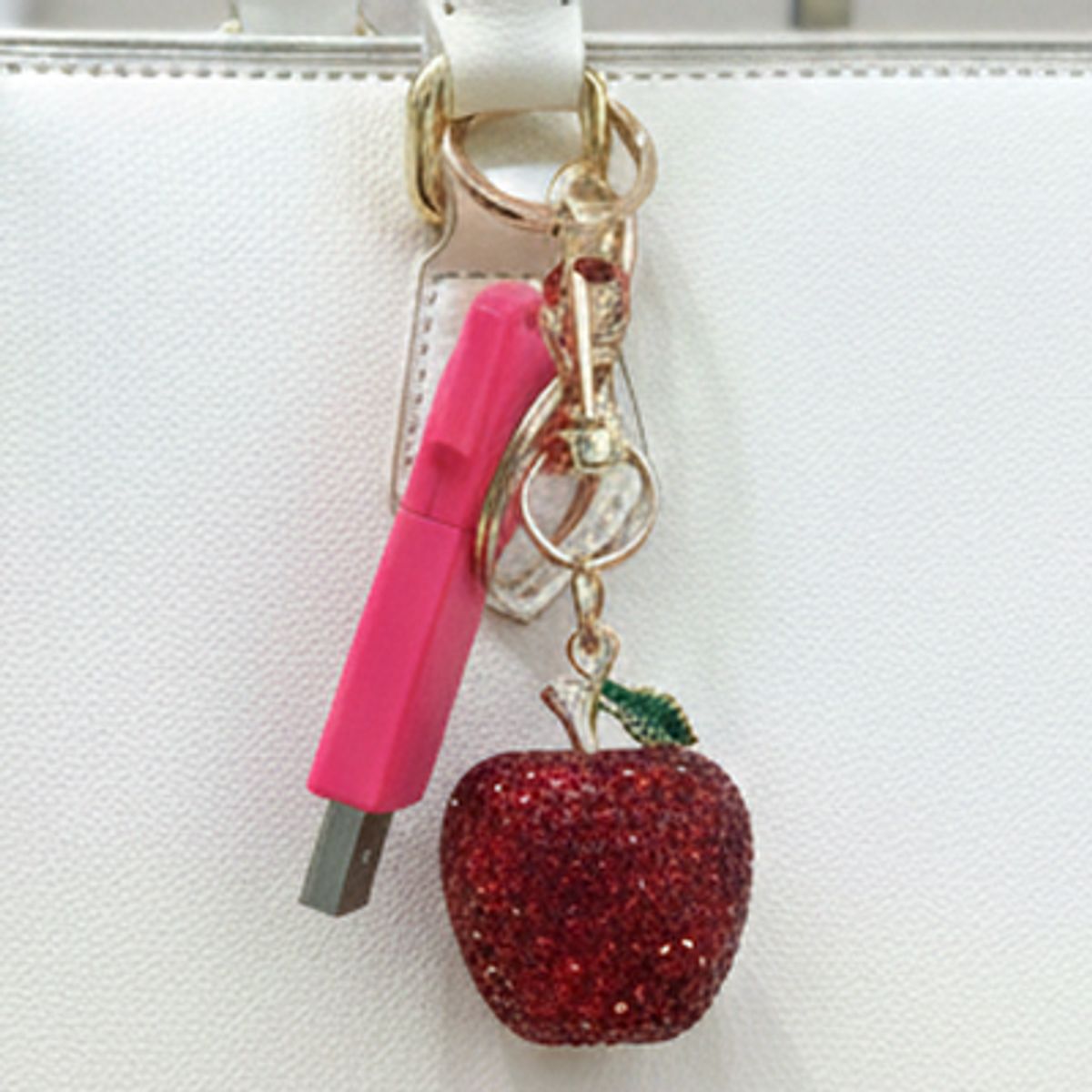KINGSTON - LLAVERO MANZANA BRILLANTE + MEMORIA USB KINGSTON 64 GB ROSADO