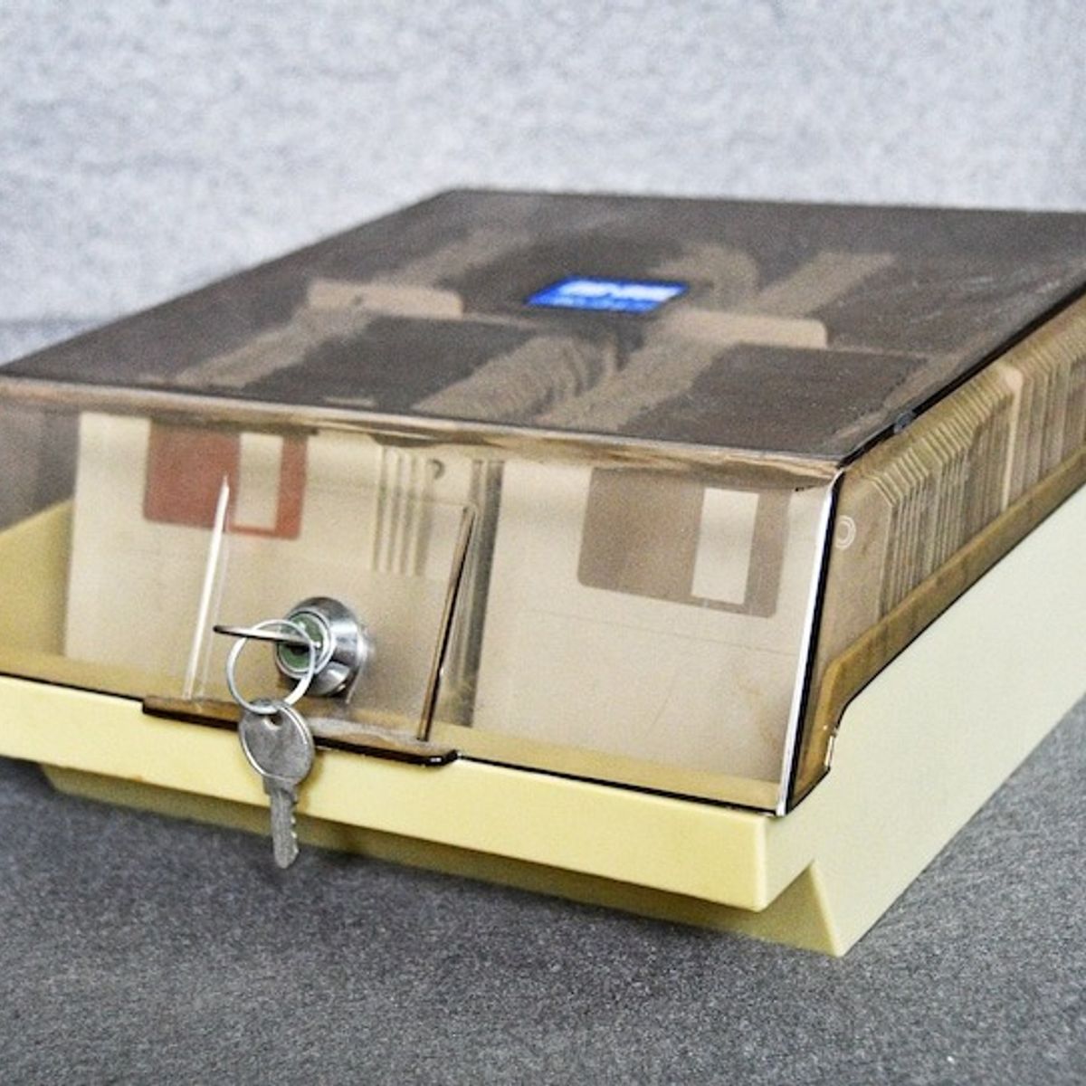 MEGA - DISKETTE STORAGE UNIT 3 1/2 MEGA HOLDS 100 DISKETTES MODELO 651399