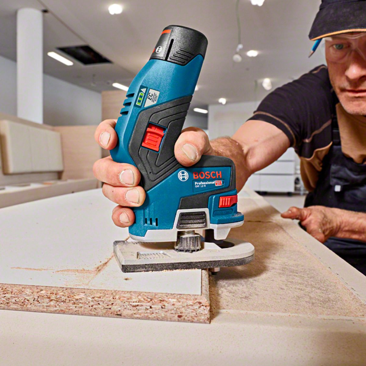 BOSCH - Fresadora Ruteadora Bosch GKF 12V-8 + Batería y Cargador