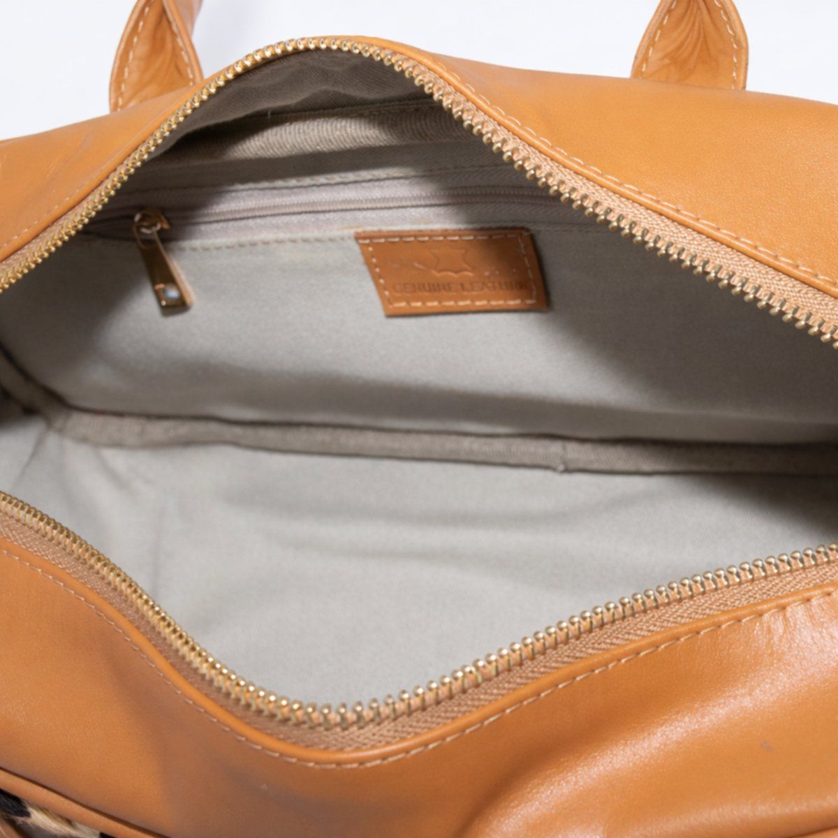 ADELLE RIGAU - CARTERA EN CUERO TIPO BARRIL CON DETALLES EN PELO VACUNO COLOR CAMEL