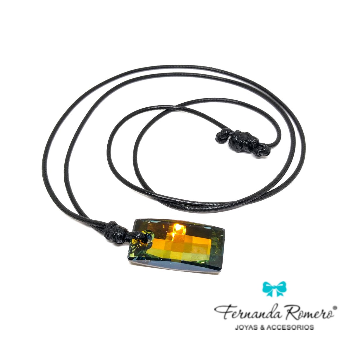 FERNANDA ROMERO JOYAS Y ACCESORIOS - COLLAR URBAN SILVER DE CRISTAL VERDE TORNASOL BRILLANTE CON CUERO NEGRO AJUSTABLE