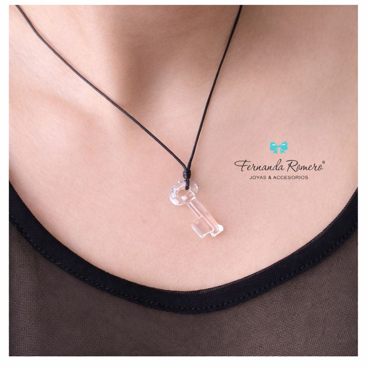 FERNANDA ROMERO JOYAS Y ACCESORIOS - COLLAR LLAVE DE CRISTAL TRANSPARENTE - FIRMA YOKO ONO - COLLAR AJUSTABLE