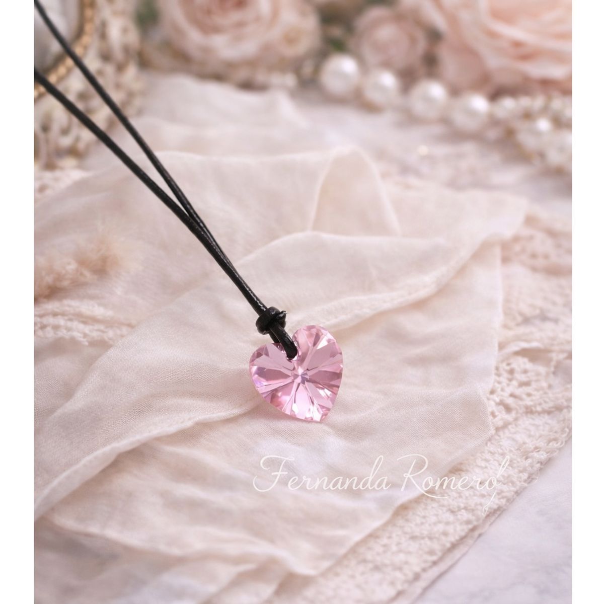 FERNANDA ROMERO JOYAS Y ACCESORIOS - Collar Corazón Rosa Amor ternura y equilibrio hecho de Cristal Cuero y plata