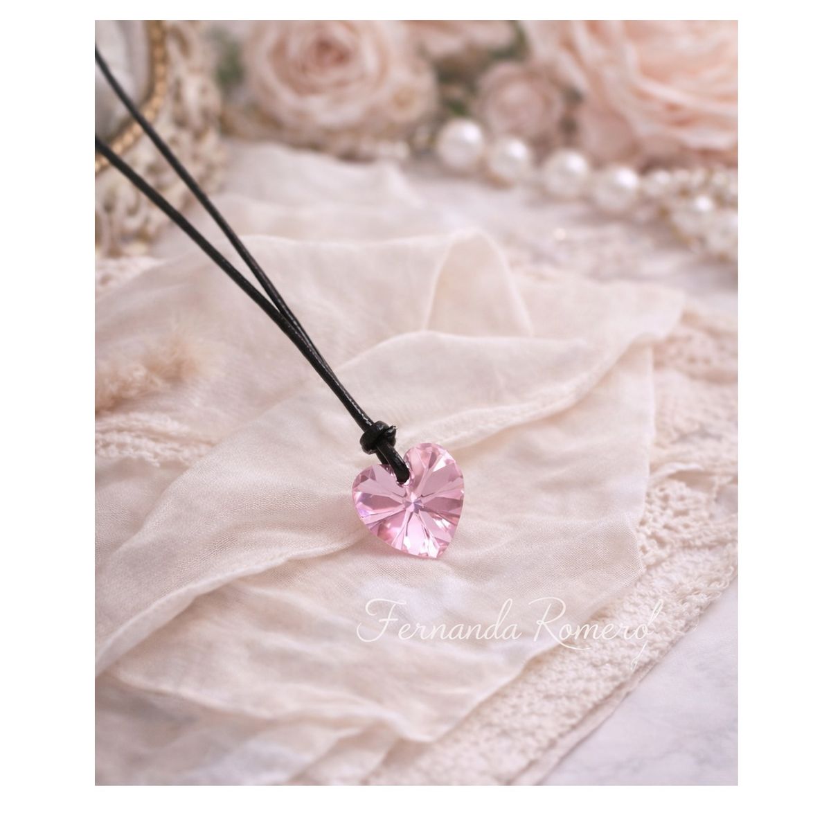 FERNANDA ROMERO JOYAS Y ACCESORIOS - Collar Corazón Rosa Amor ternura y equilibrio hecho de Cristal Cuero y plata