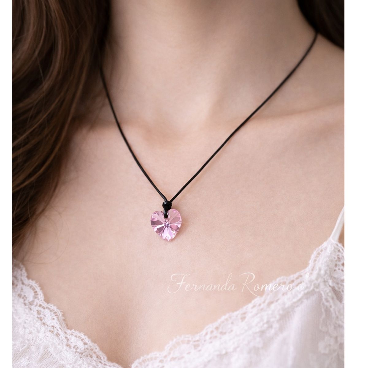 FERNANDA ROMERO JOYAS Y ACCESORIOS - Collar Corazón Rosa Amor ternura y equilibrio hecho de Cristal Cuero y plata