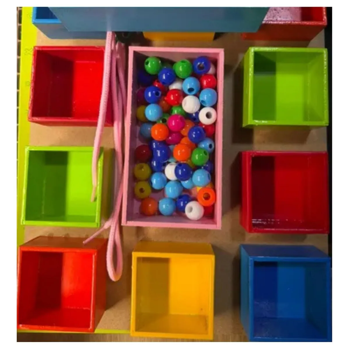 Cajita Mackinder con 100 Cuentas y Cordones - Kit para Matemáticas Didácticas, marca GENERICO - Foto 2
