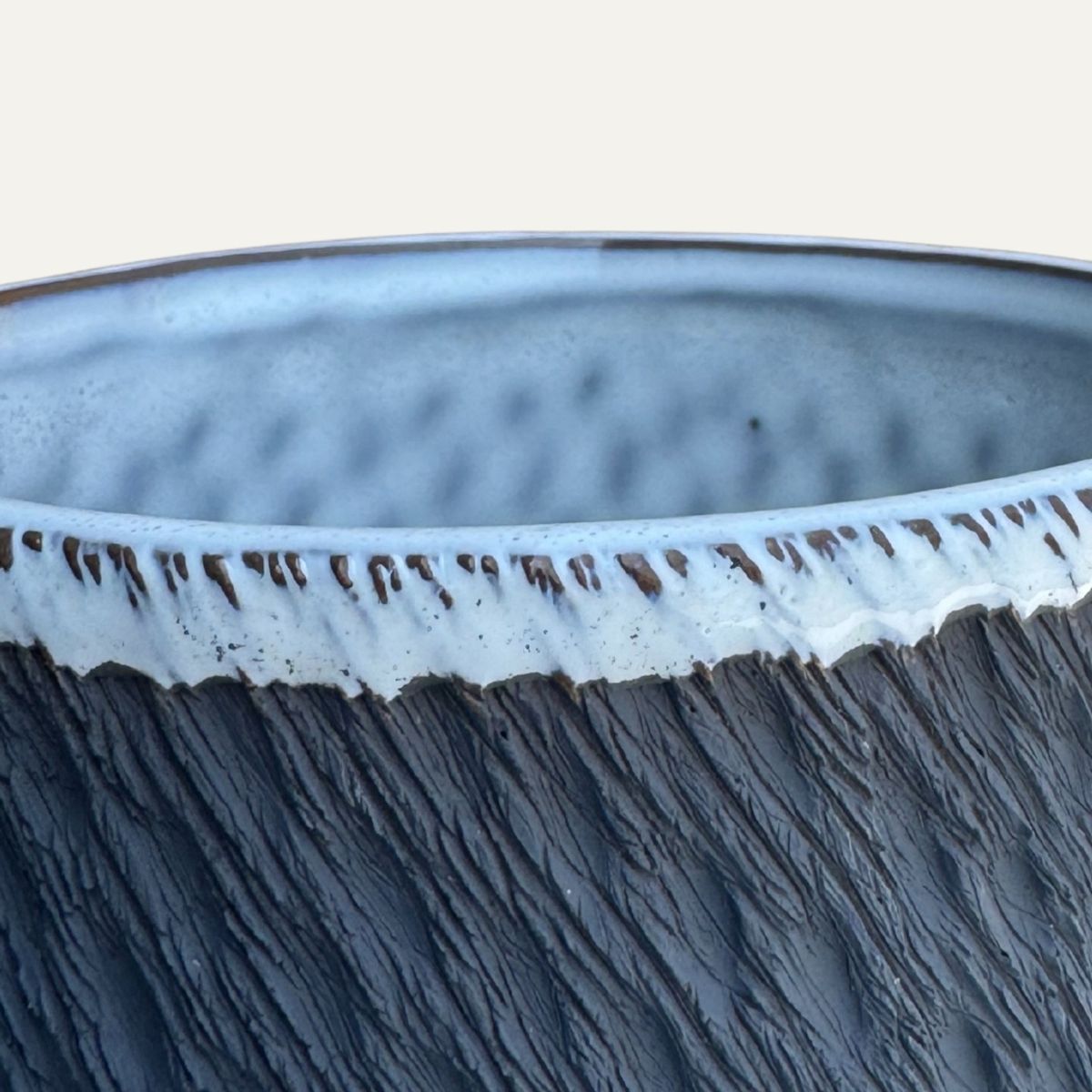 LAR DANIELSEN - Macetero alargado texturizado - 12 cm de alto