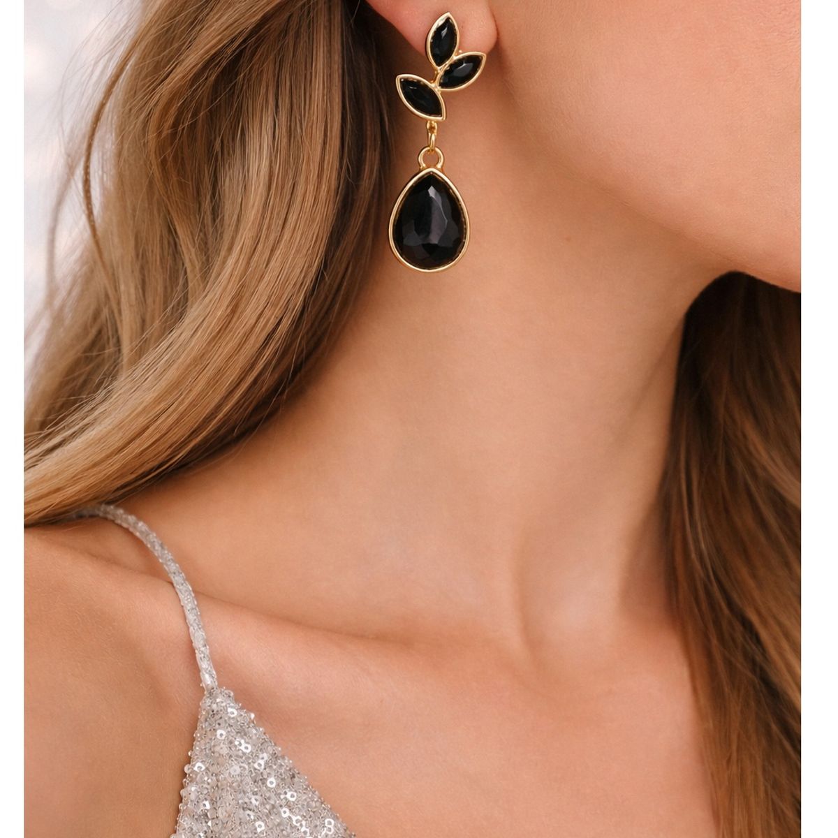 FERNANDA ROMERO JOYAS Y ACCESORIOS - Aretes BRILLANTES HOJITAS Y GOTAS - Llargos y Dorados Elegantes Lindos - Negros