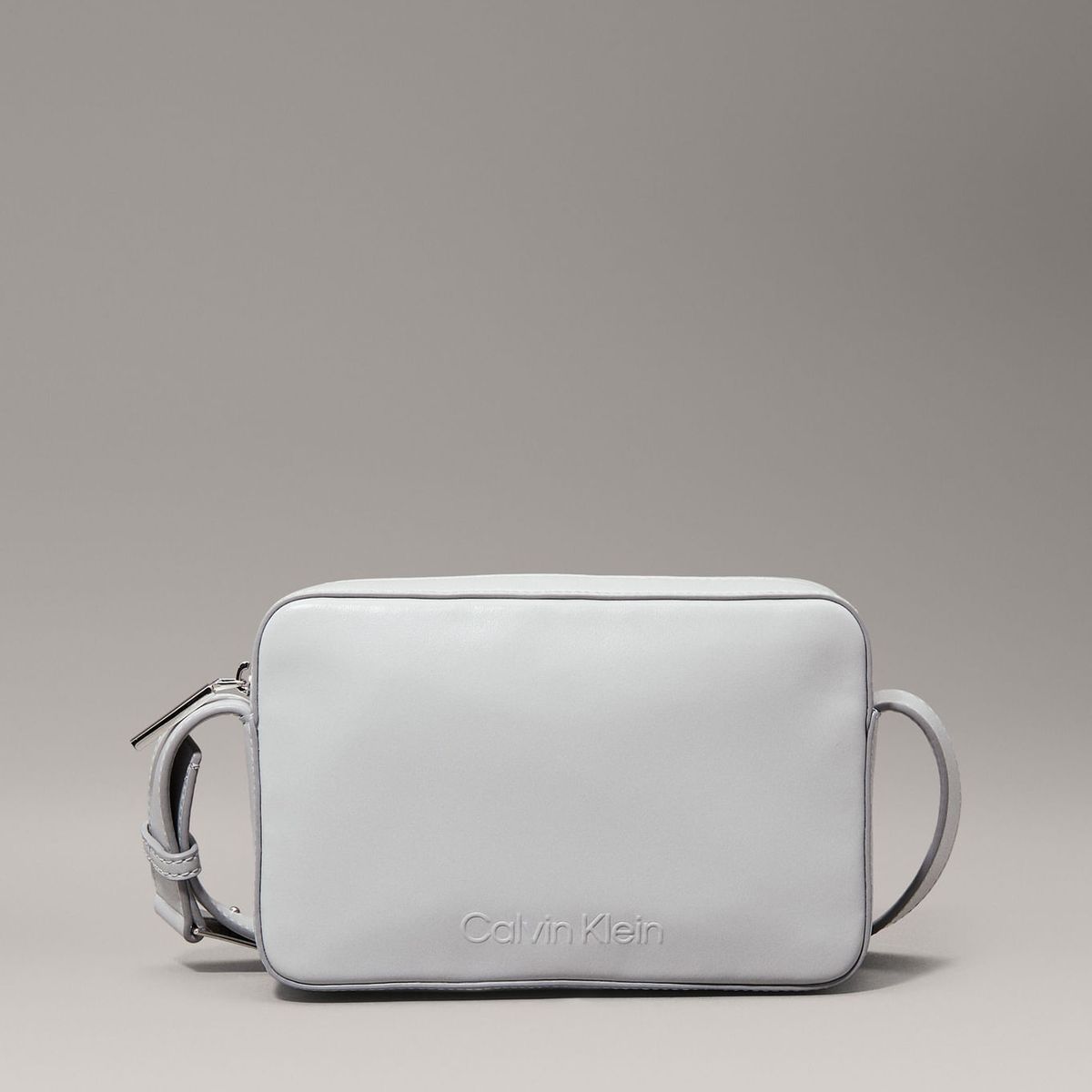 CALVIN KLEIN - CARTERA EMBOSSED LOGO CAMERA BAG