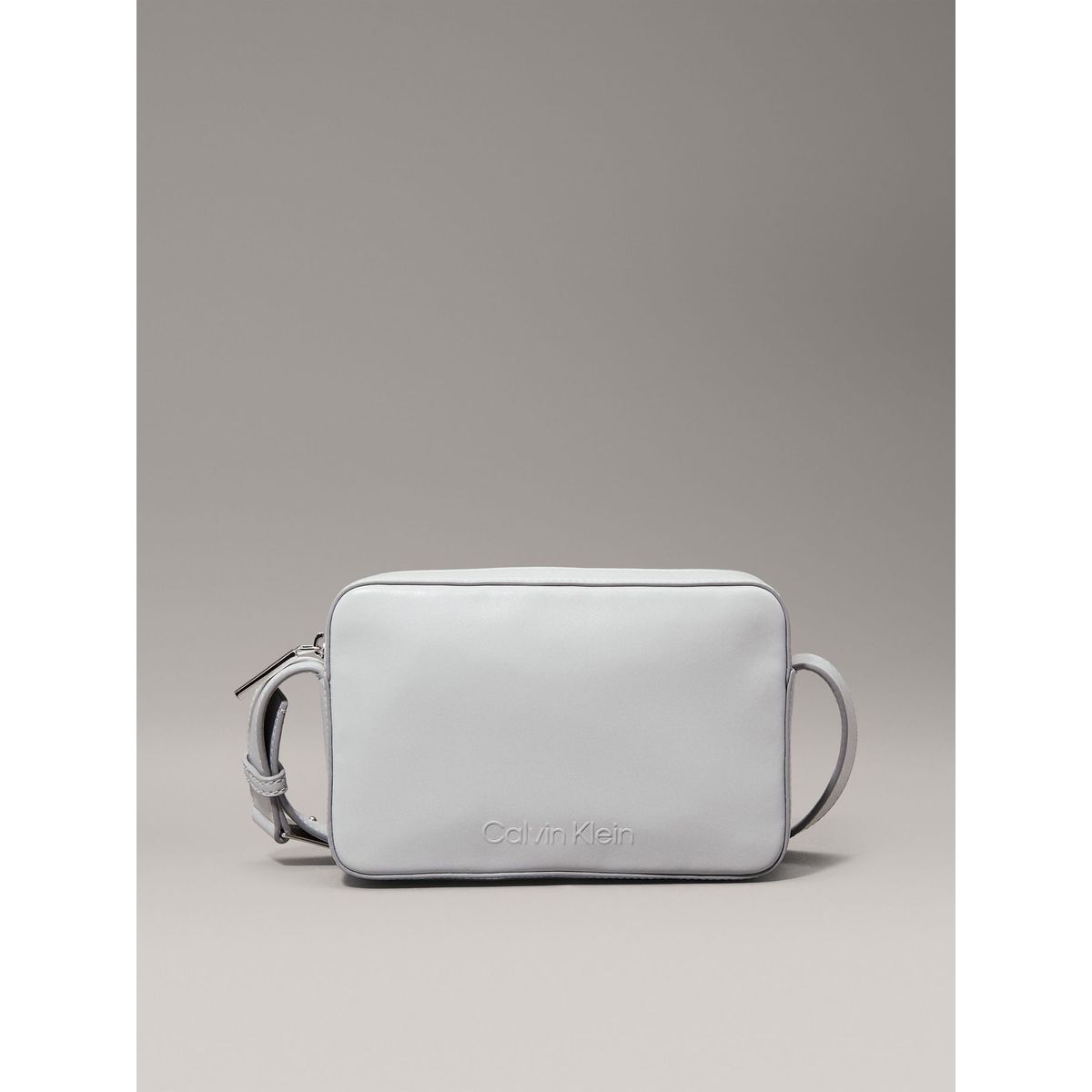 CALVIN KLEIN - CARTERA EMBOSSED LOGO CAMERA BAG