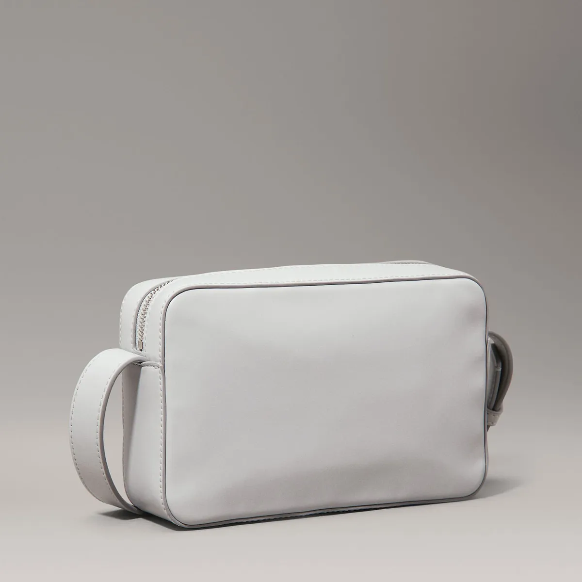 CALVIN KLEIN - CARTERA EMBOSSED LOGO CAMERA BAG