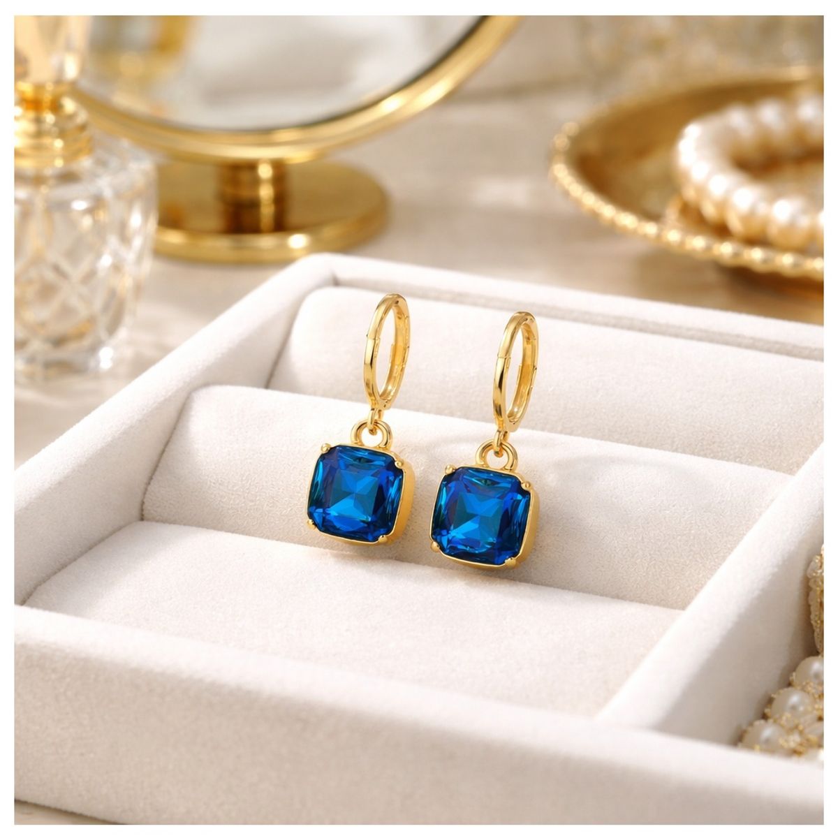 YANBAL - Hermosos Aretes Elodie Blu Pequeños y Delicados color Azul Brillante con baño en oro