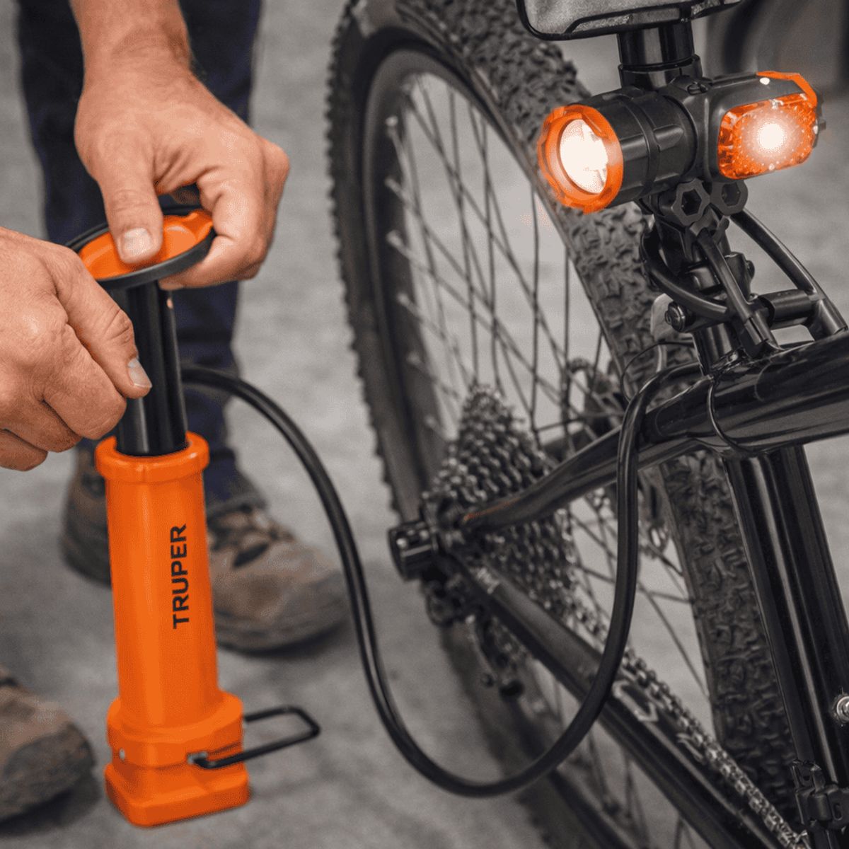 Truper - PACK DUO BOMBA DE PEDAL Y LINTERNA DE BICICLETA
