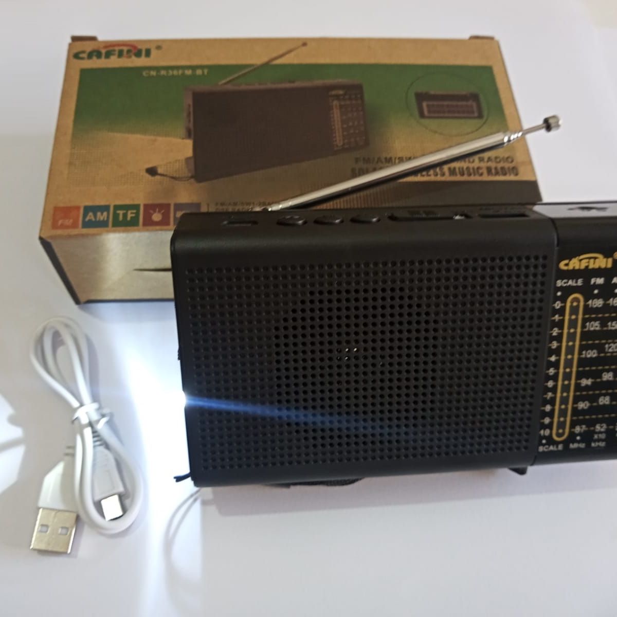 CAFINI - Radio Portatil Con Panel Solar Linterna R36