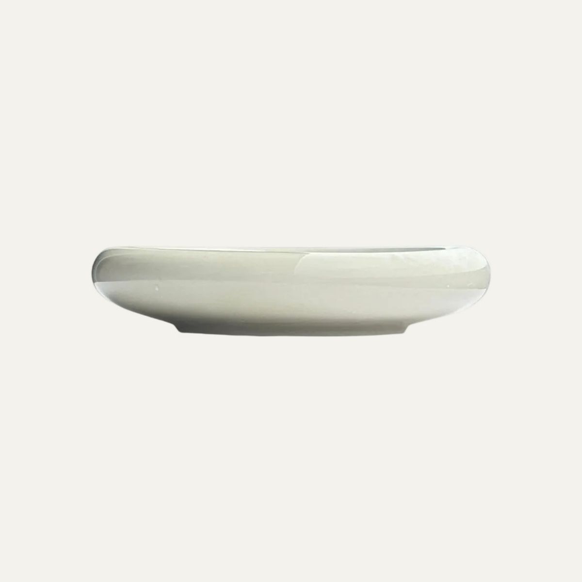 LAR DANIELSEN - Plato minimalista blanco con fondo celeste - 24 cm
