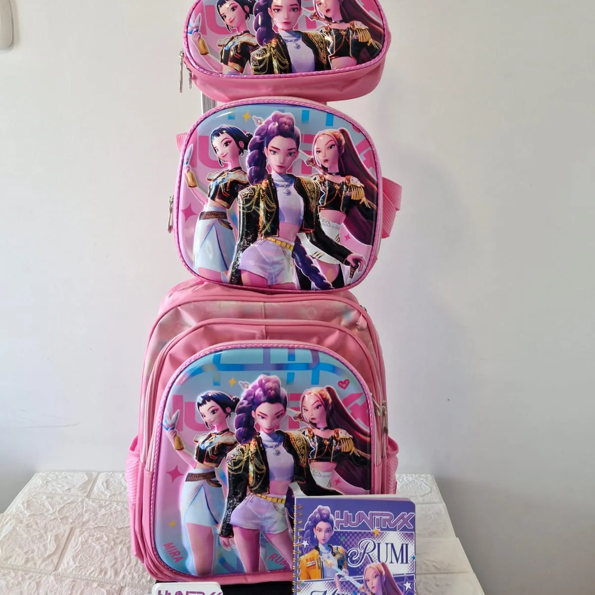 Set Mochila con Ruedas Kpop Las Guerreras K-pop Huntrix Cazadoras de demonios, marca GENERICO - Foto Principal