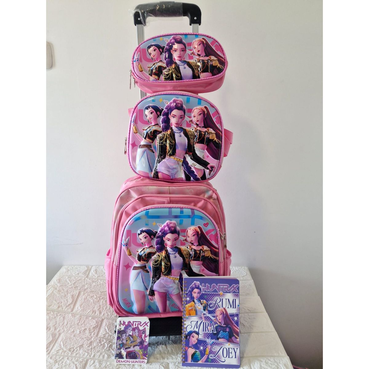Set Mochila con Ruedas Kpop Las Guerreras K-pop Huntrix Cazadoras de demonios, marca GENERICO - Foto Principal