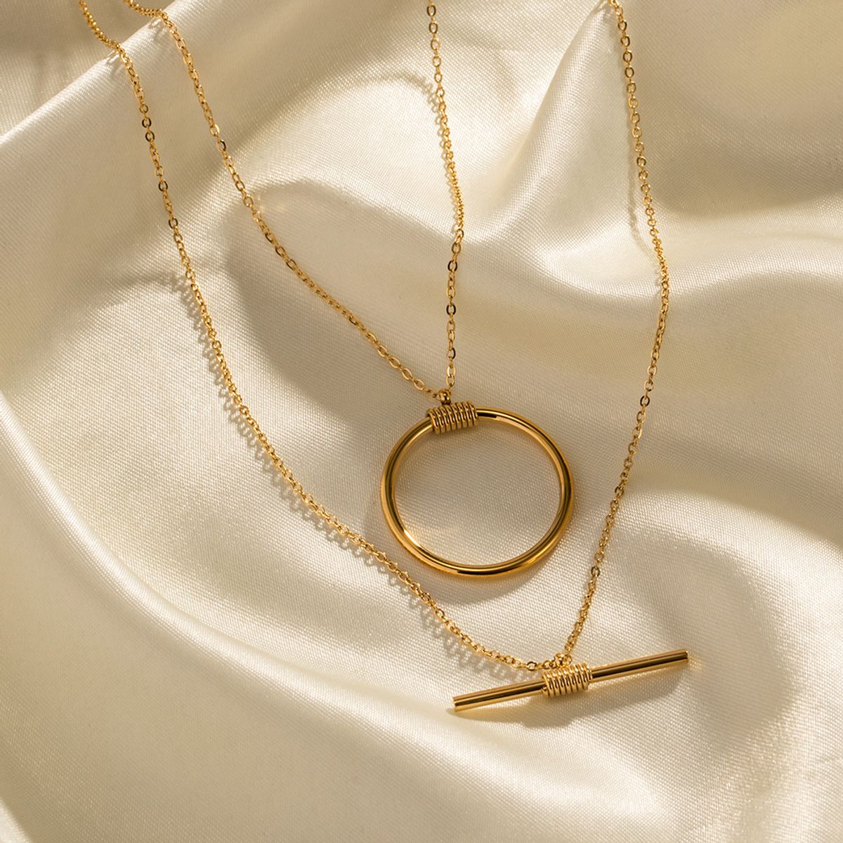 GENERICO - Collar Doble Cadena con Dije Circular Bañado en Oro 18K Diseño Elegante y Minimalista para Mujer