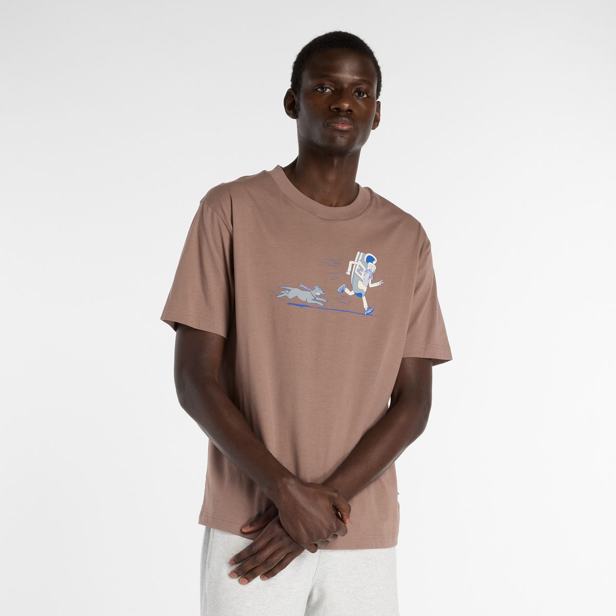 NEW BALANCE - Polo Hombre Newbie Chase T-shirt Marrón