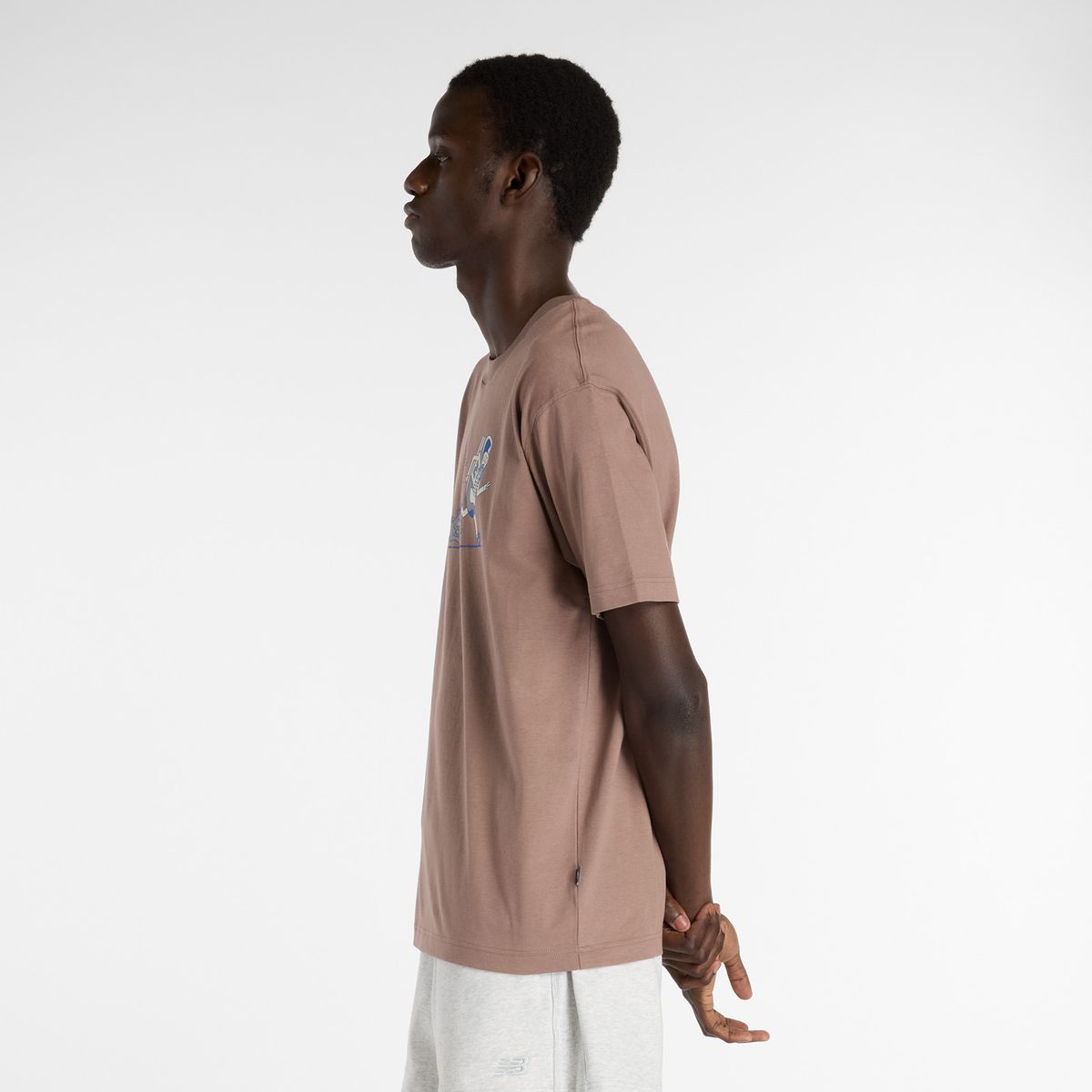NEW BALANCE - Polo Hombre Newbie Chase T-shirt Marrón