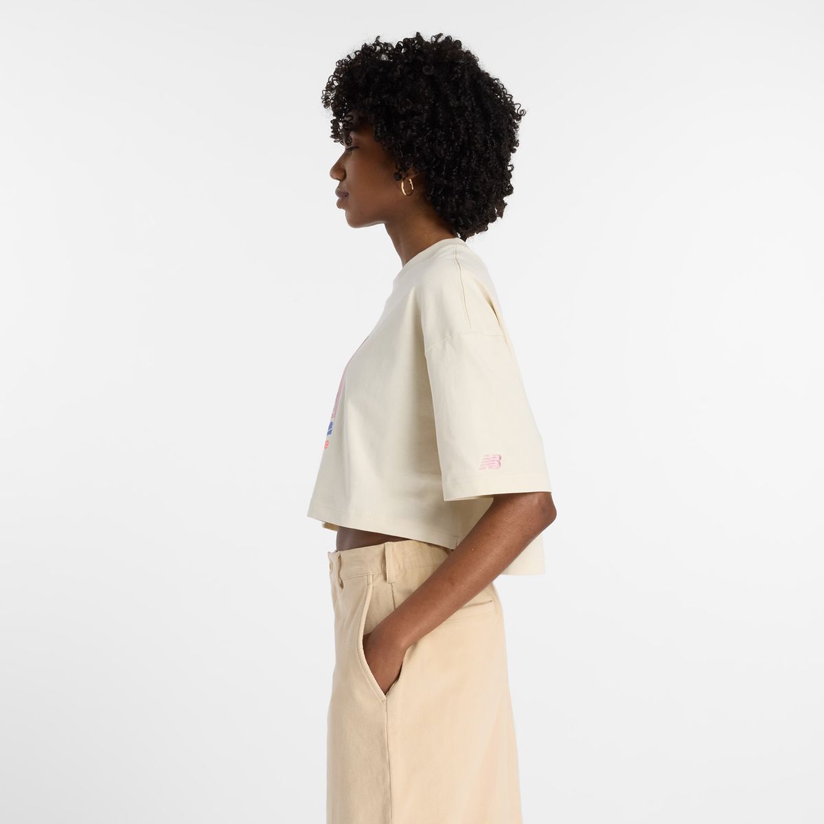 NEW BALANCE - Polo Mujer Athletics Gradient Shoes T-shirt Crema