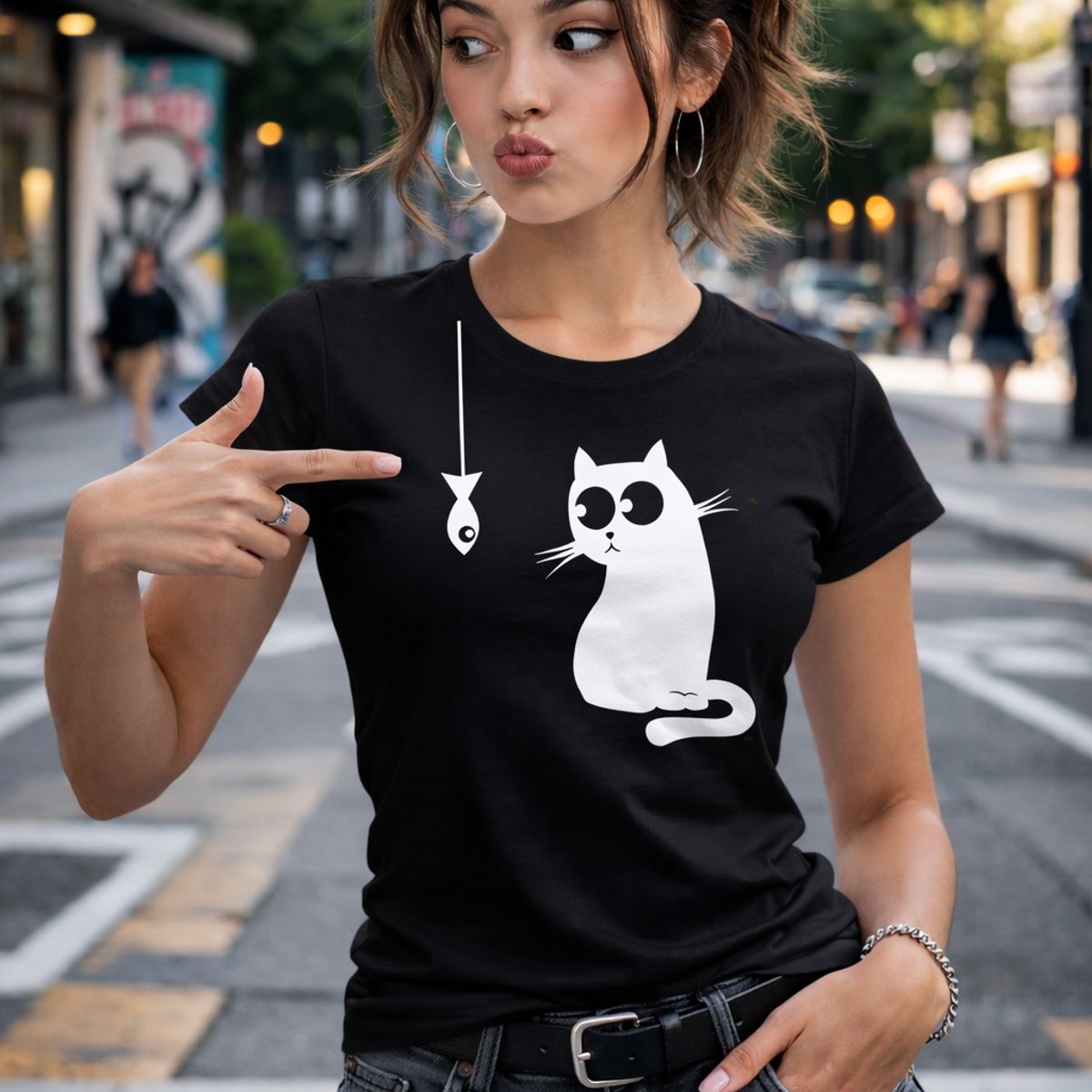 NEBULA - Polo Mujer - Gato y pescado