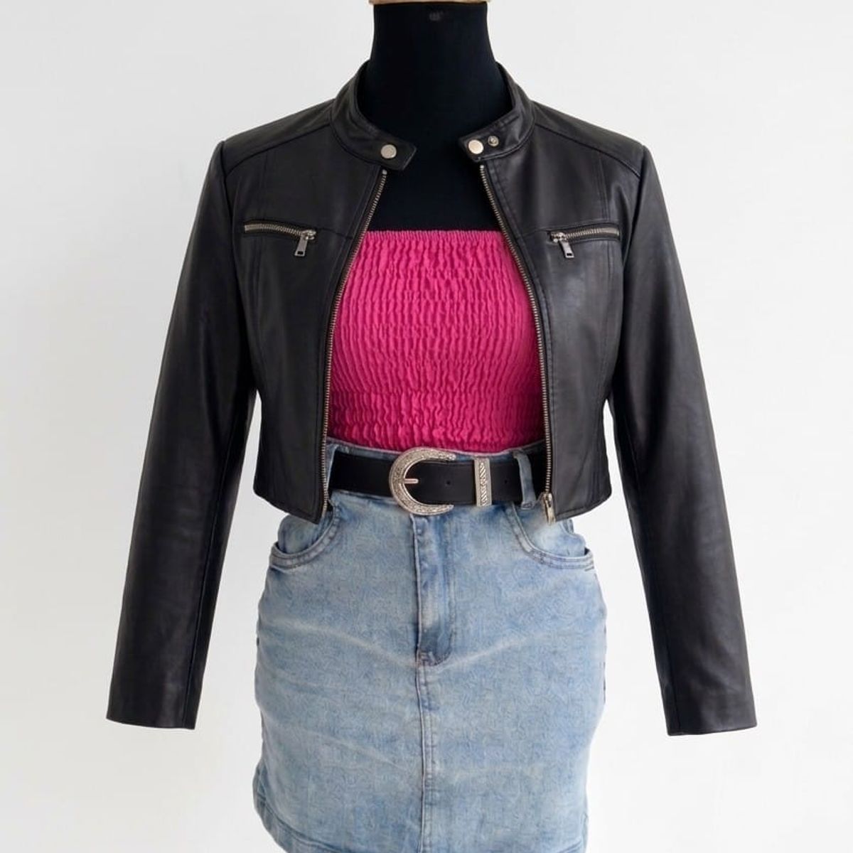 GENERICO - CASACA MODELO CROP CUELLO CHINO DE MUJER NEGRA CUERINA