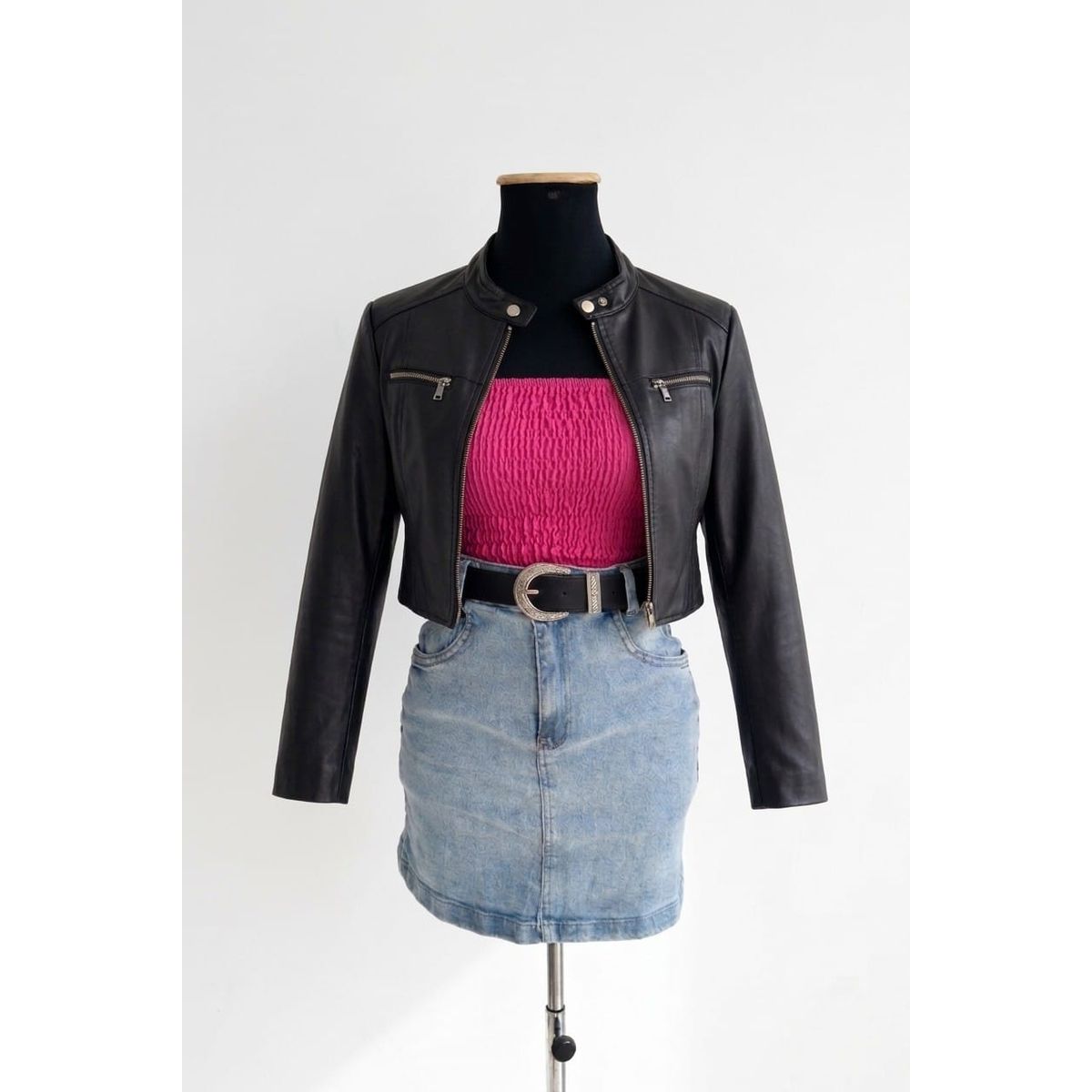 GENERICO - CASACA MODELO CROP CUELLO CHINO DE MUJER NEGRA CUERINA