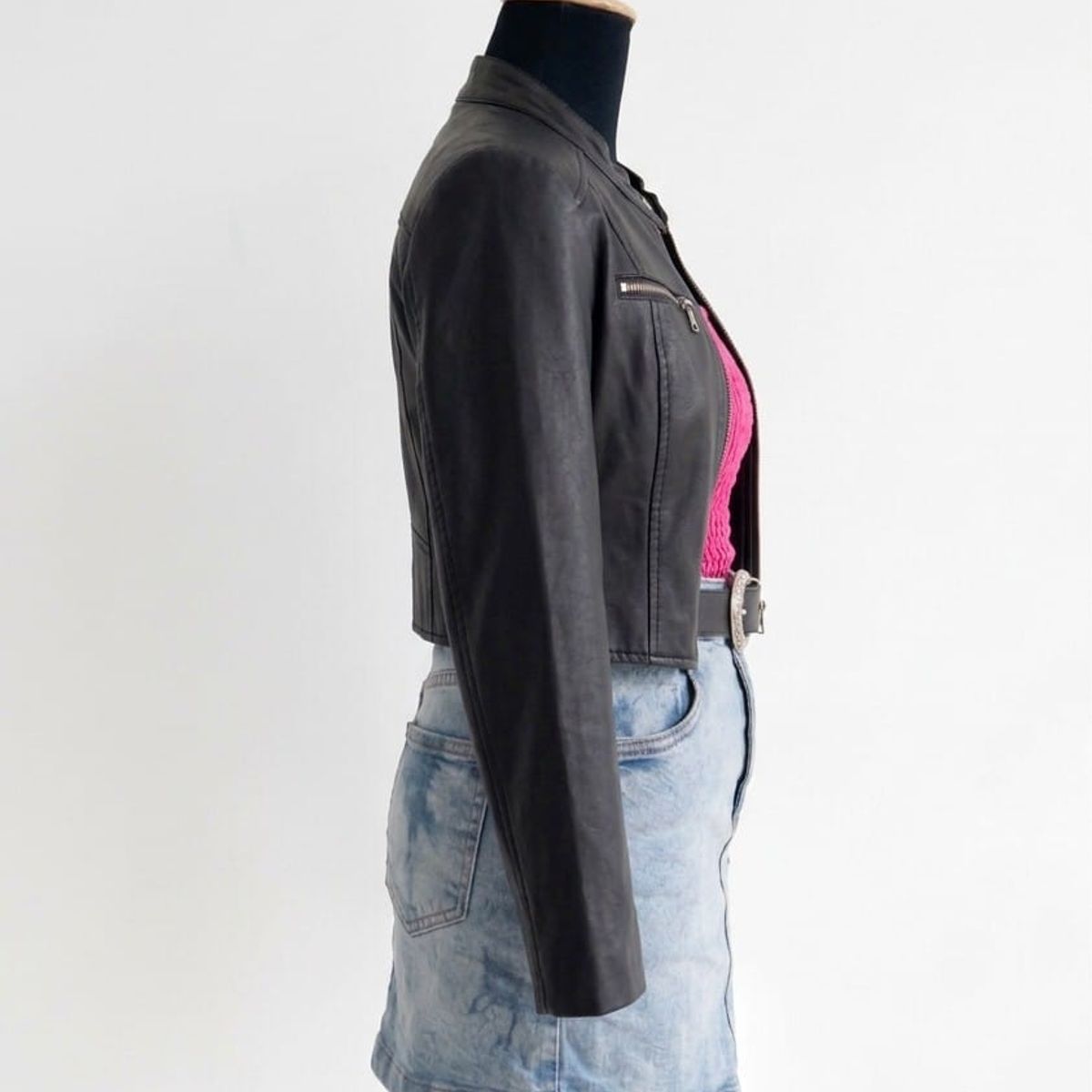 GENERICO - CASACA MODELO CROP CUELLO CHINO DE MUJER NEGRA CUERINA