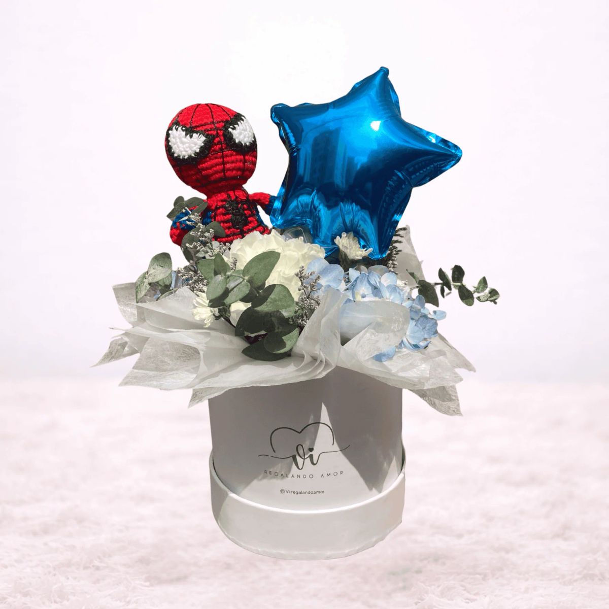 VI REGALANDO AMOR - Mini Box Liam - Peluche spiderman- Flores azules