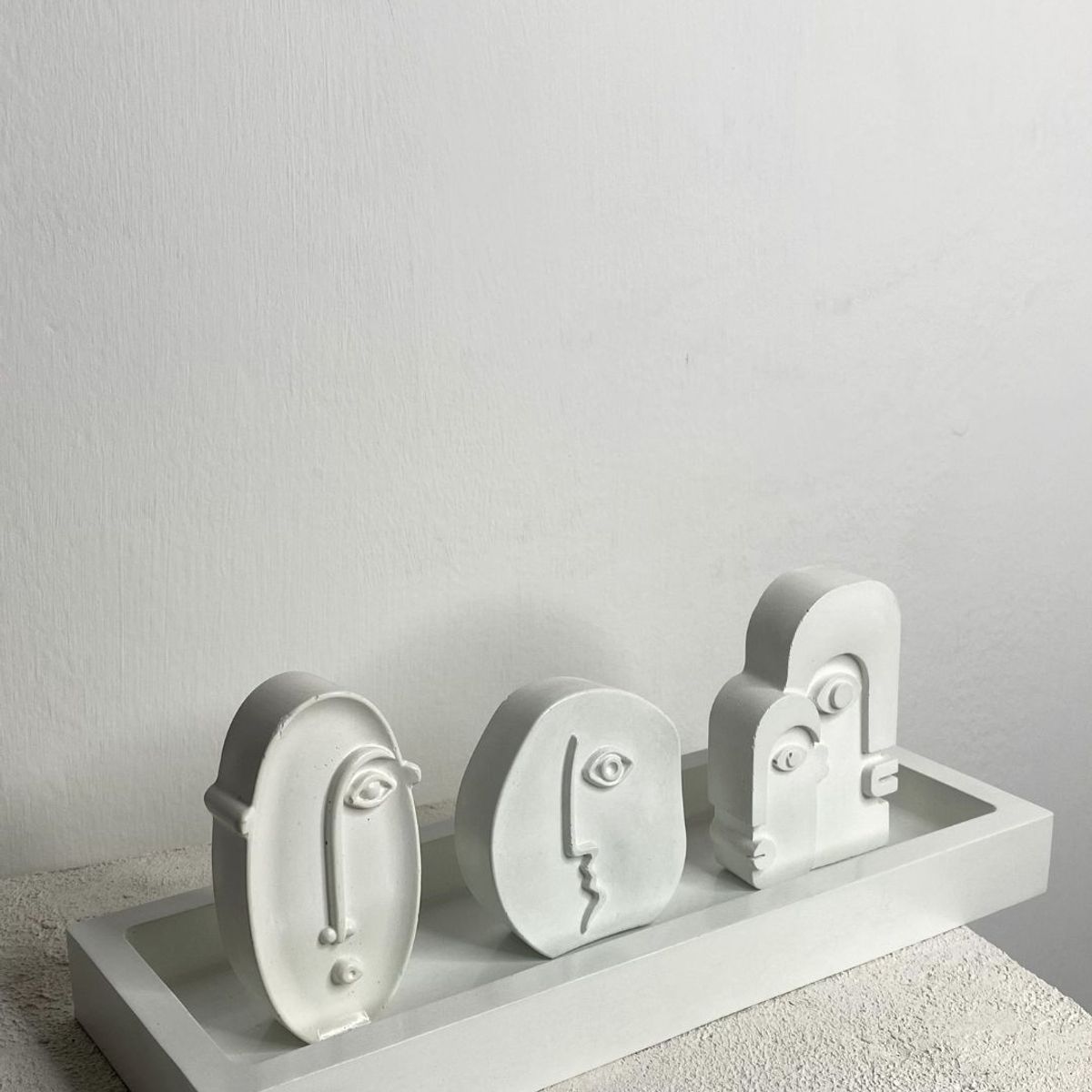 GENERICO - Decoración minimalista de figuras tótem en una base rectangular ideal para acentuar ambientes