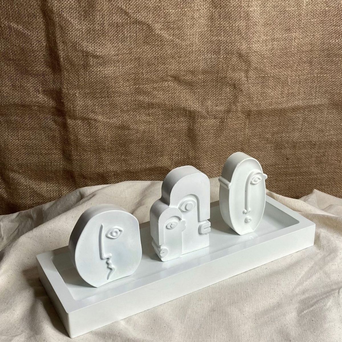 GENERICO - Decoración minimalista de figuras tótem en una base rectangular ideal para acentuar ambientes