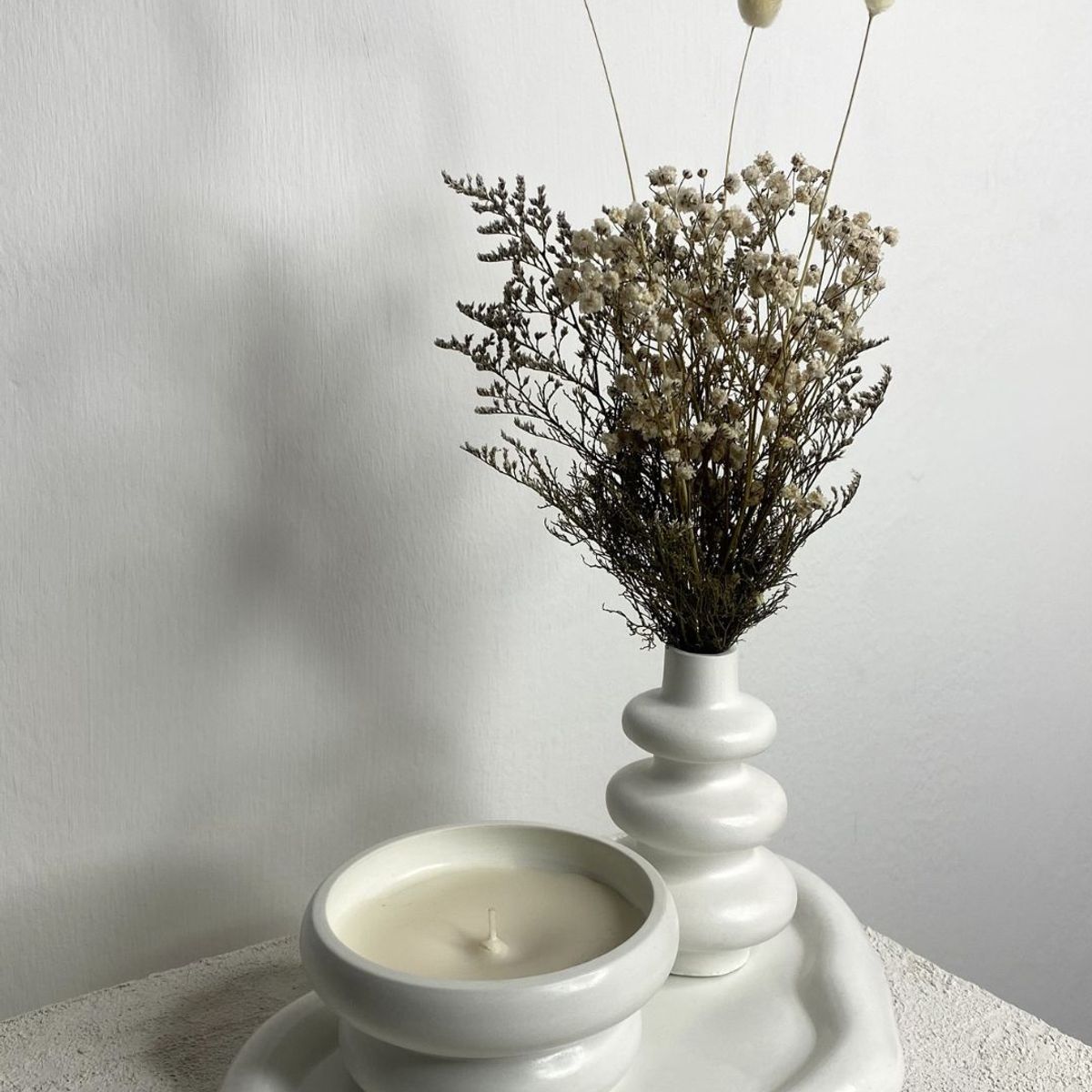 GENERICO - Centro de mesa con figuras deco minimalista con arreglo floral sutil deco y vela aromatica