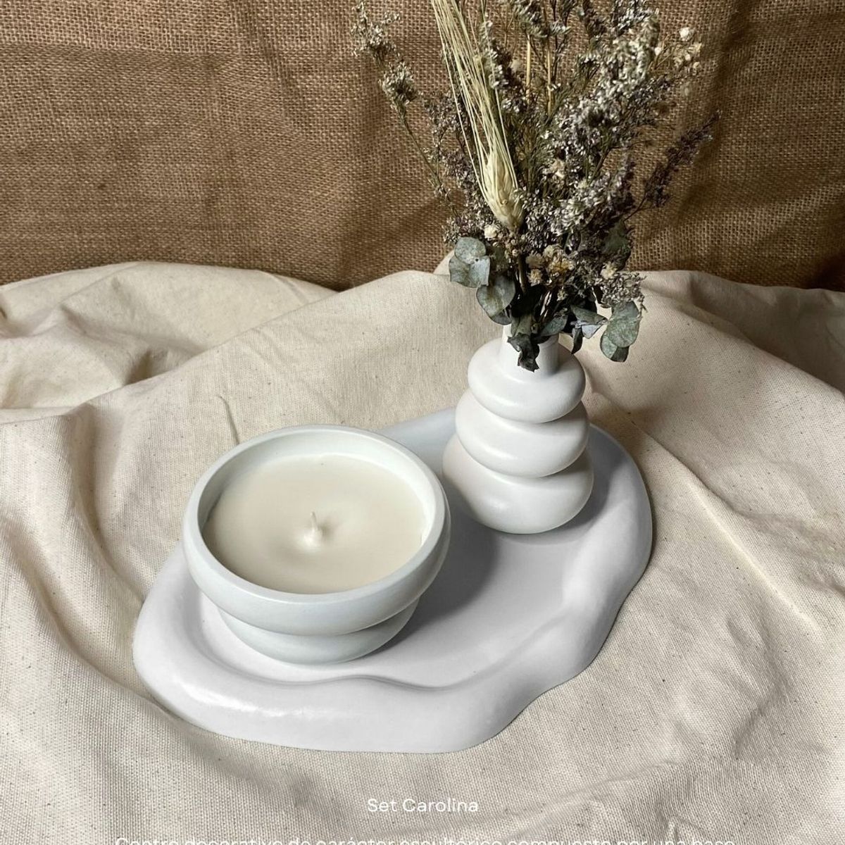 GENERICO - Centro de mesa con figuras deco minimalista con arreglo floral sutil deco y vela aromatica
