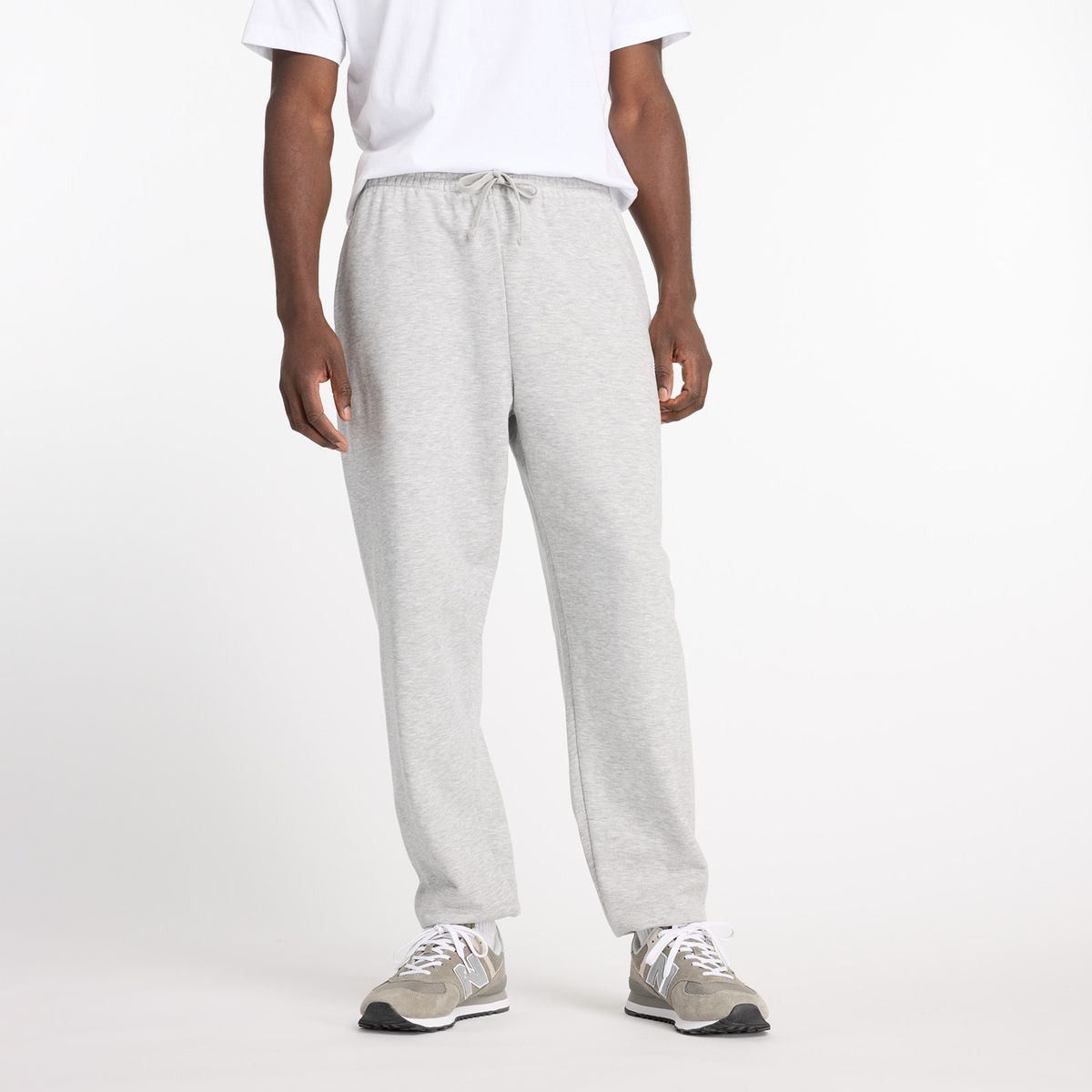 NEW BALANCE - Pantalón Jogger Hombre Sport Essentials French Terry Gris v2