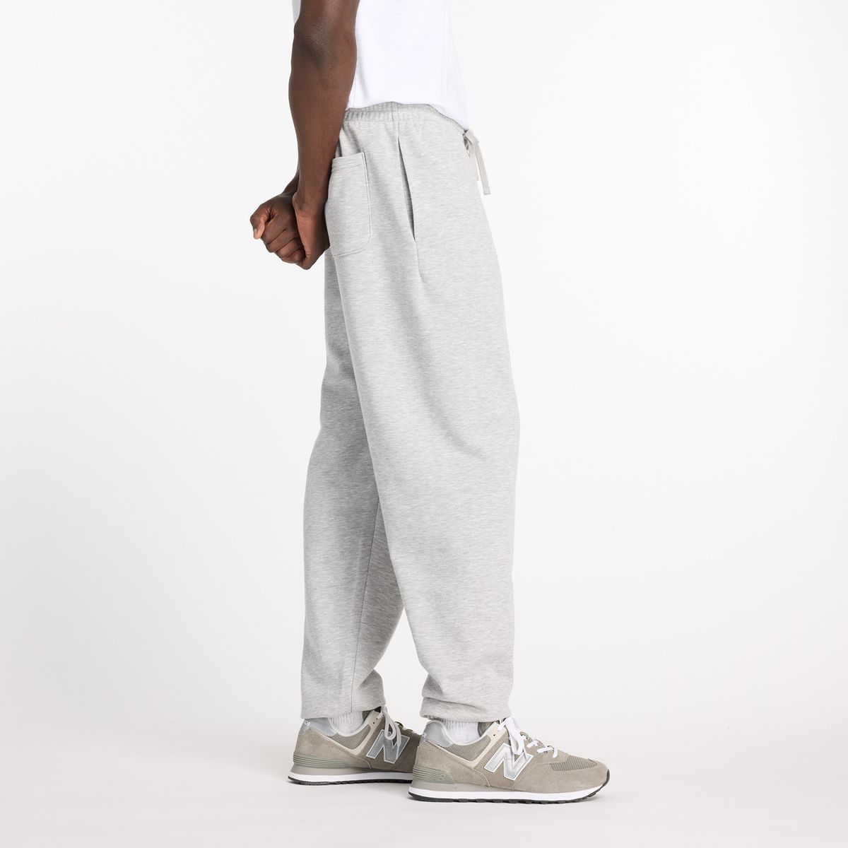 NEW BALANCE - Pantalón Jogger Hombre Sport Essentials French Terry Gris v2