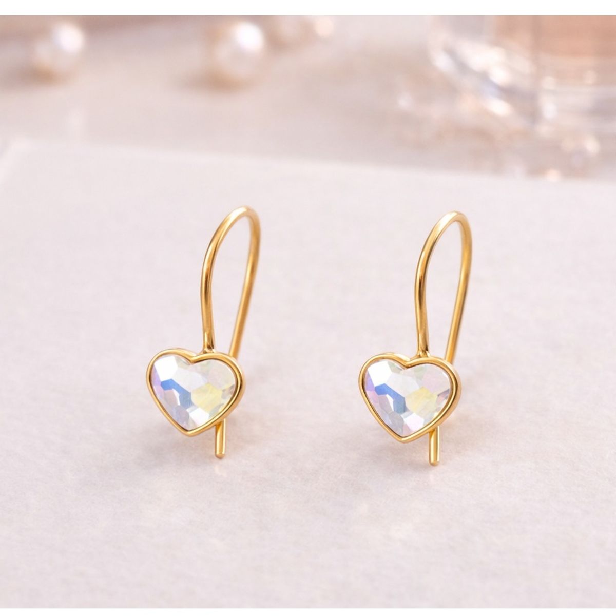 FERNANDA ROMERO JOYAS Y ACCESORIOS - Pequeños Aretes Corazones de Cristal Tornasolado y plata 925 con baño de Oro dorado - 0.6cm