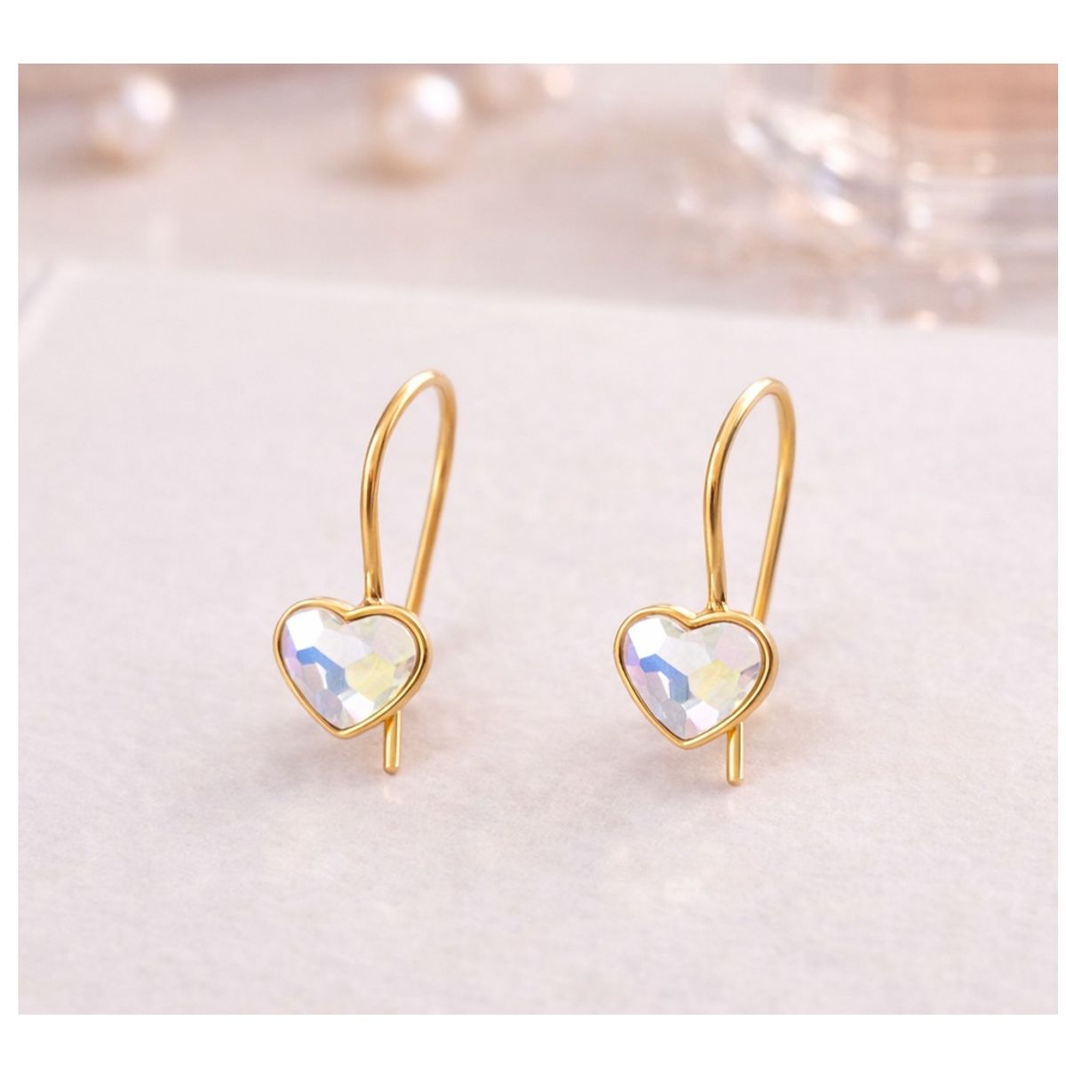 FERNANDA ROMERO JOYAS Y ACCESORIOS - Pequeños Aretes Corazones de Cristal Tornasolado y plata 925 con baño de Oro dorado - 0.6cm