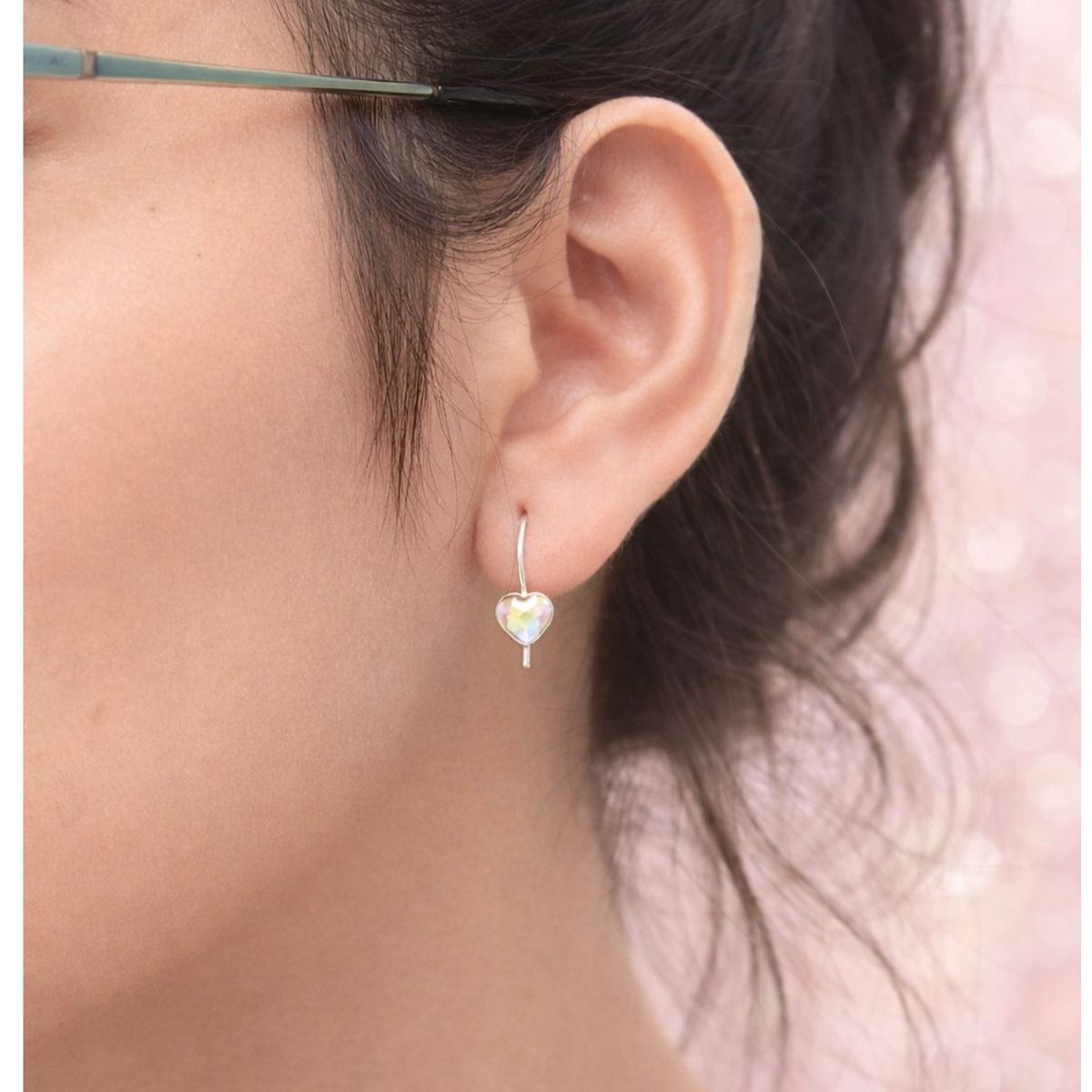 FERNANDA ROMERO JOYAS Y ACCESORIOS - Pequeños Aretes Corazones de Cristal Tornasolado y plata 925 con baño de Oro dorado - 0.6cm