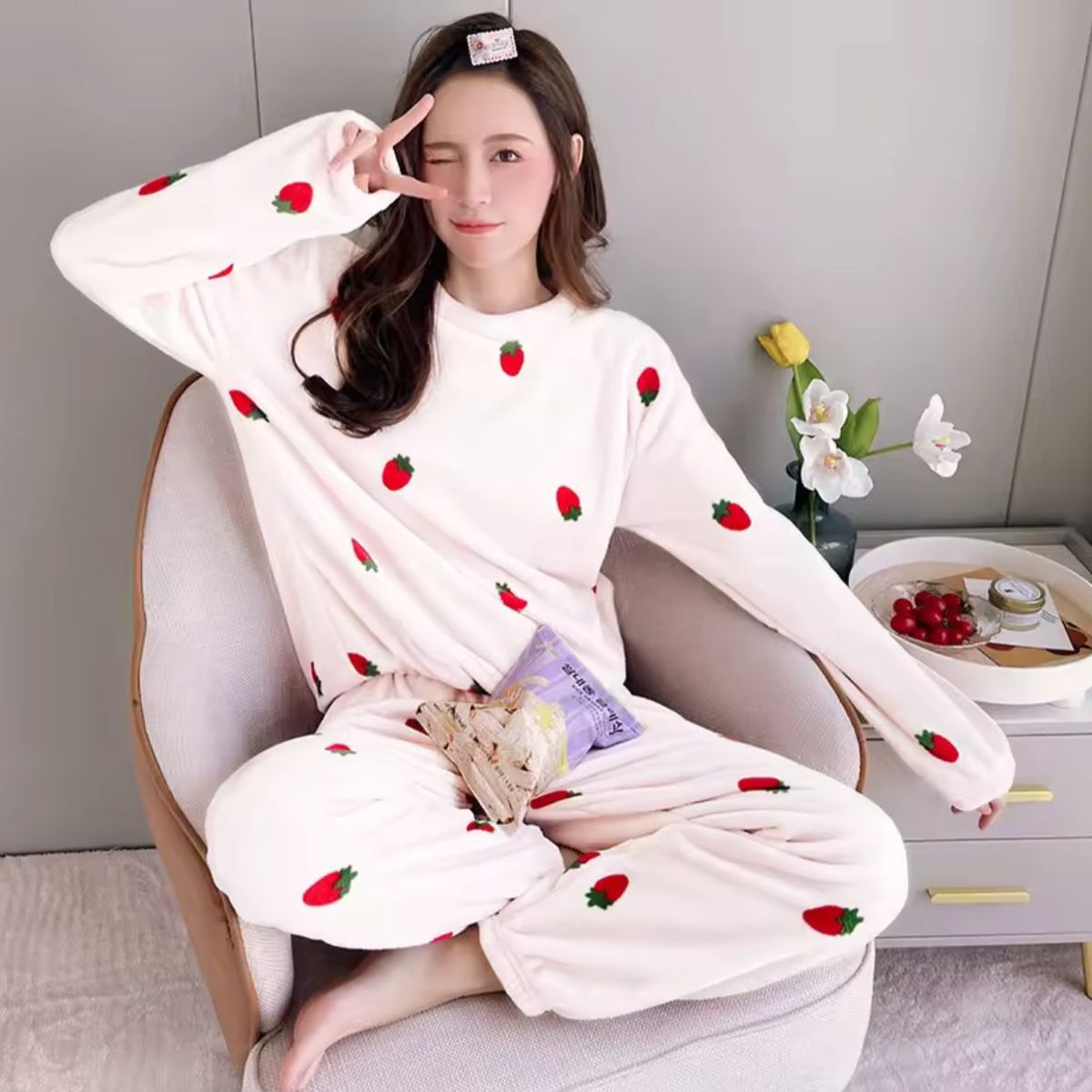 CONJUNTO PIJAMA BLANCO FRESITAS MUJER PELUCHE, marca GENERICO - Foto Principal