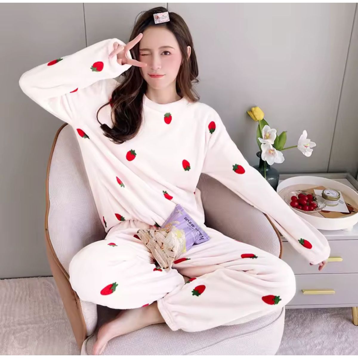 CONJUNTO PIJAMA BLANCO FRESITAS MUJER PELUCHE, marca GENERICO - Foto Principal
