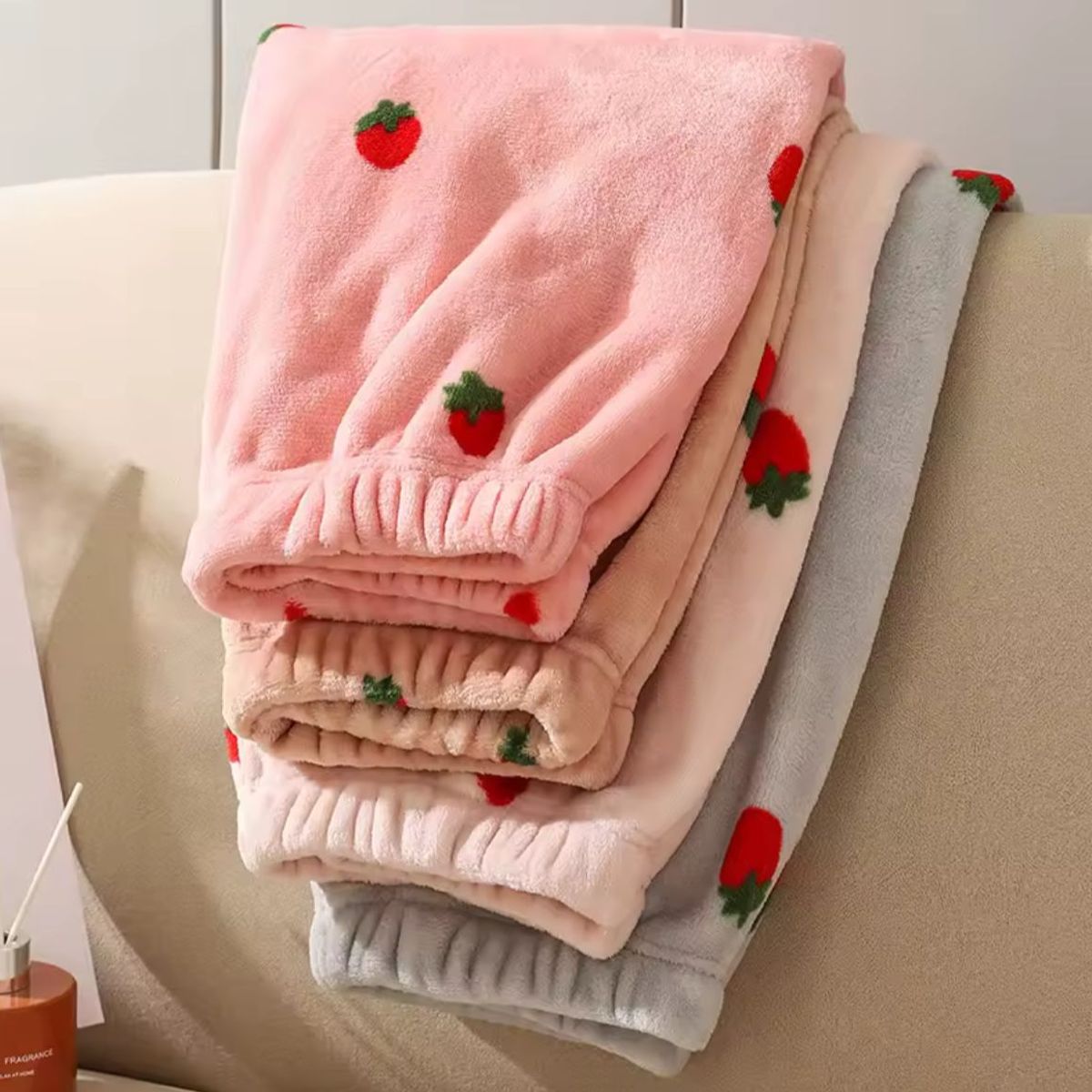 CONJUNTO PIJAMA BLANCO FRESITAS MUJER PELUCHE, marca GENERICO - Foto 2