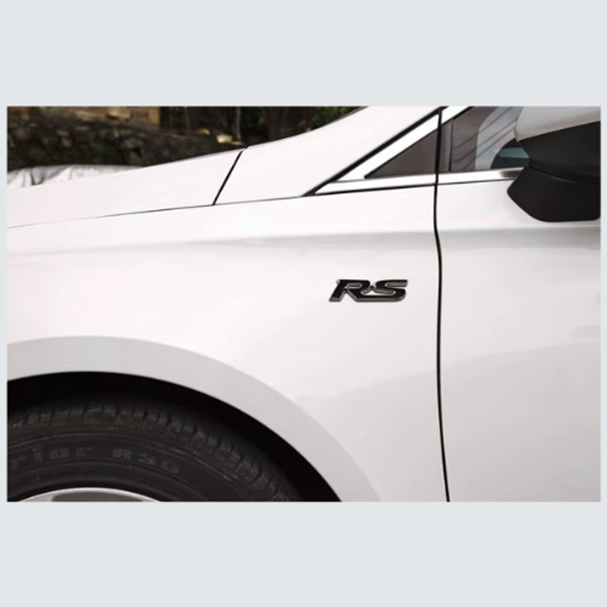 JET - EMBLEMA DE ALUMINIO PARA CHEVROLET RS NEGRO 9x2.5CM