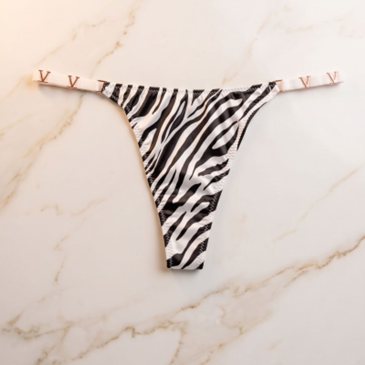 GENERICO - Tanga de Licra con Detalles Metálicos y Estampados de Tendencia  Colección Iconic Essence