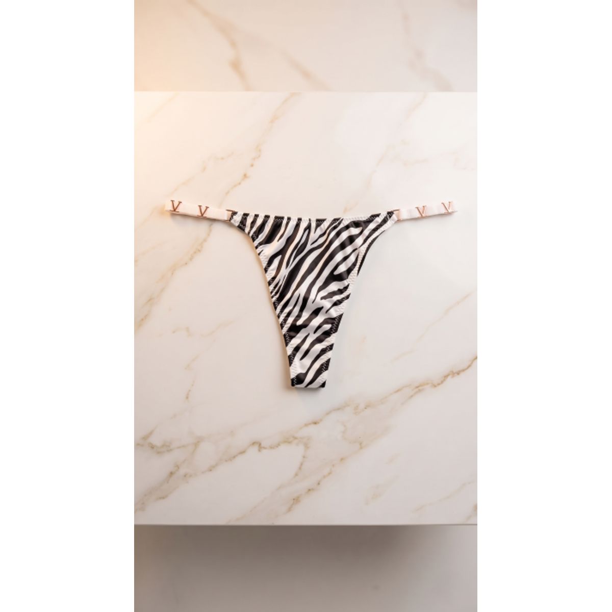 GENERICO - Tanga de Licra con Detalles Metálicos y Estampados de Tendencia  Colección Iconic Essence