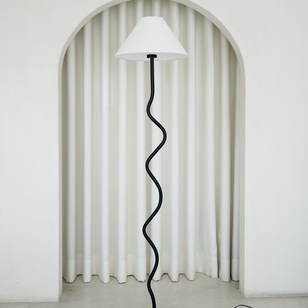 DECORATI - Lámpara de Pie Halo Negro
