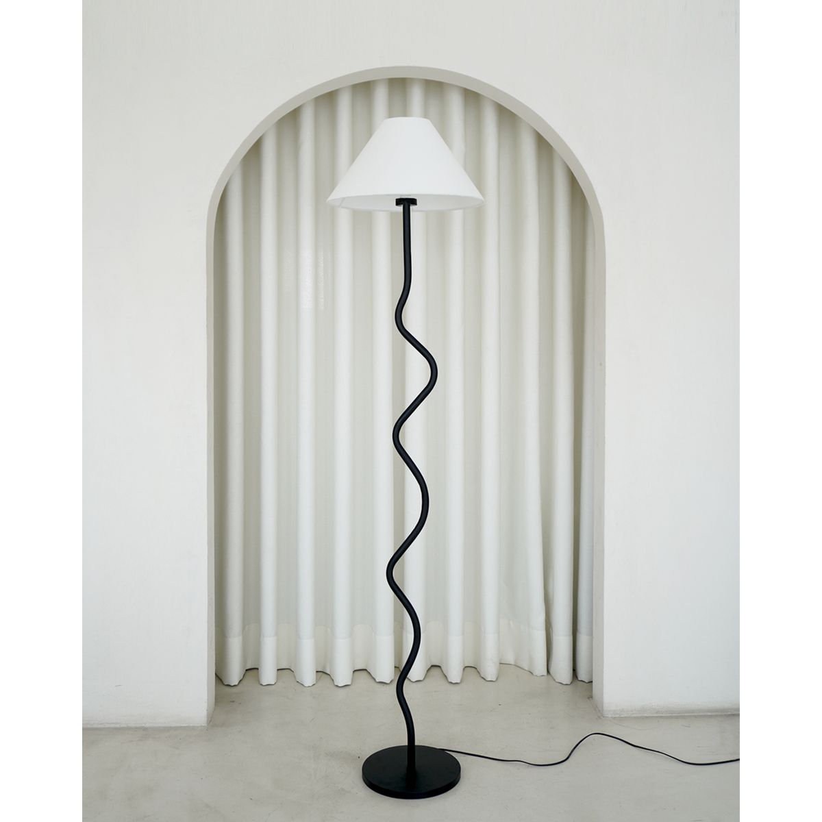 DECORATI - Lámpara de Pie Halo Negro