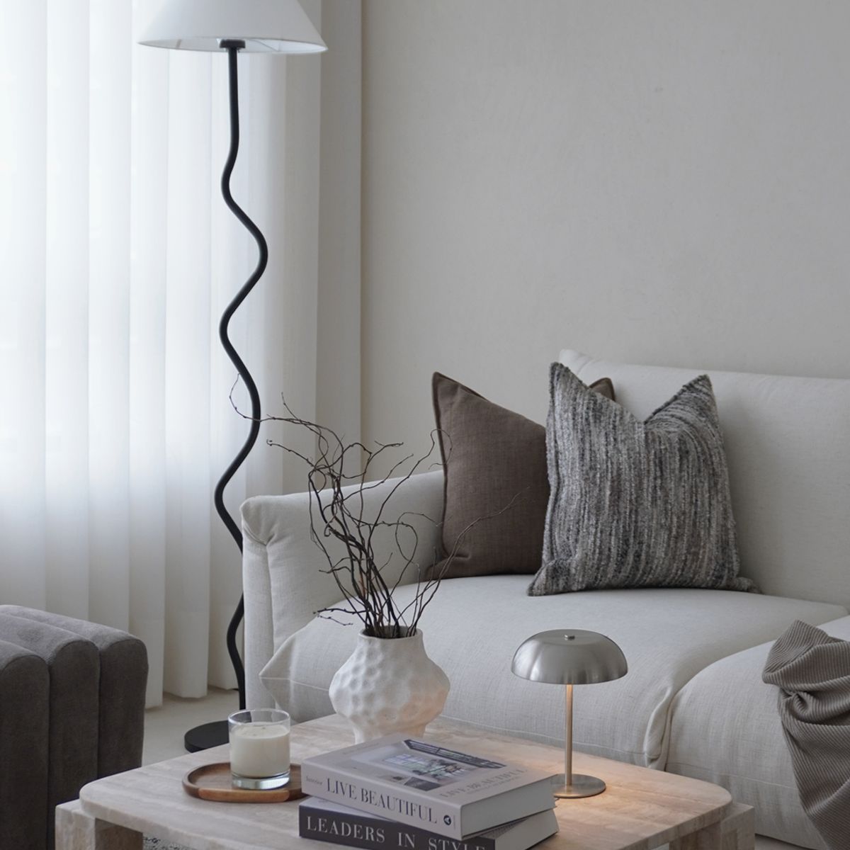 DECORATI - Lámpara de Pie Halo Negro