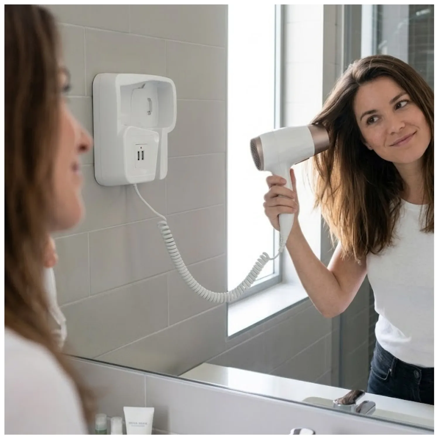 Secadora de Cabello para Ba&ntilde;o y Habitaci&oacute;n Hoteles con Soporte de Pared y  Cargador 5V USB