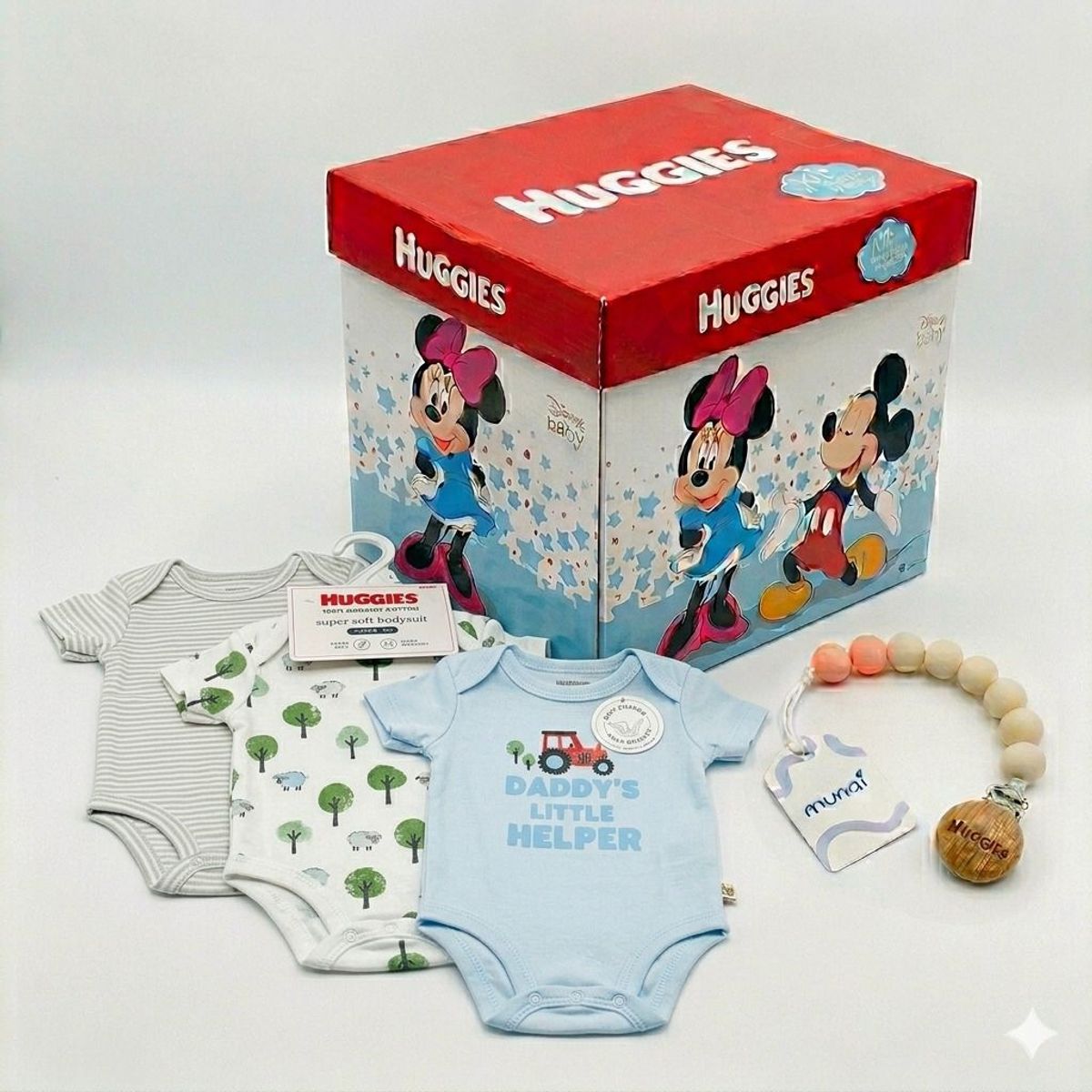 HUGGIES - Body niño huggies pack x3 algodón org. granja celeste 6 meses + portachupón y caja disney de regalo